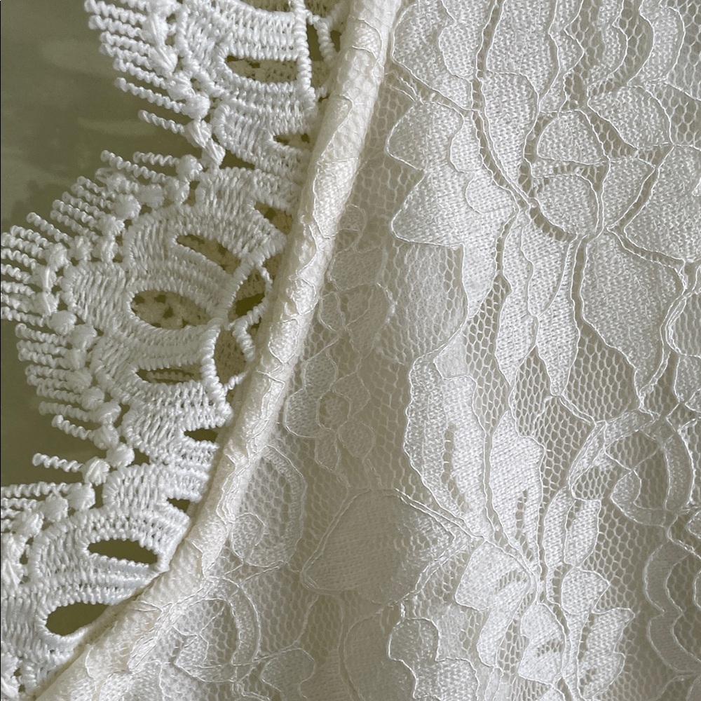 Elegant Cream Lace Halter Top - Picture 3 of 6